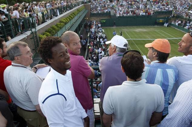 Wimbledon 2010,Sport, Tennis, ITF Grand Slam Tournament, Gael Monfils (2L), Guy Forget (3L, beide FRA) und andere Franzosen als Zuschauer beim historischen Match zwischen Nicolas Mahut (FRA) und John Isner (USA) - Ende des Spiels am nächsten Tag mit 70:68