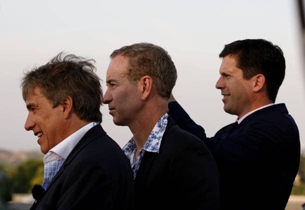 Wimbledon 2010,Sport, Tennis, ITF Grand Slam Tournament, BBC Kommentator John Inverdale (L), John McEnroe (USA, Mitte) und Tim Henman (GBR) als Zuschauer beim historischen Match zwischen Nicolas Mahut (FRA) und John Isner (USA) - Ende des Spiels am nächsten Tag mit 70:68 Journalist Medien Freude