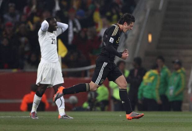 Weltmeisterschaft 2010 Johannesburg 23.06.2010, Ghana (weiß) - Deutschland (schwarz) 0:1 - Torjubel nach dem 0:1 durch Mesut ÖZIL (Deutschland, No.08) Kwadwo ASAMOAH (Ghana, No. 21) o0 Jubel Freude
