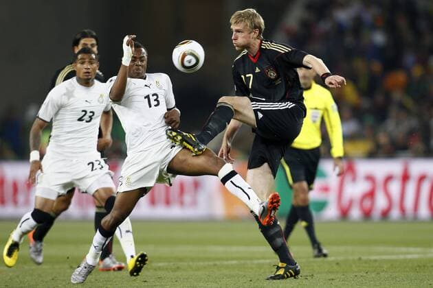 23.06.2010, Fussball Weltmeisterschaft 2010, Vorrunde, GHANA (weiß) - DEUTSCHLAND (schwarz) 0-1 --- Andre Ayew (li.) gegen Per Mertesacker (Deutschland) -- ONLY IN GERMANY -- Dede