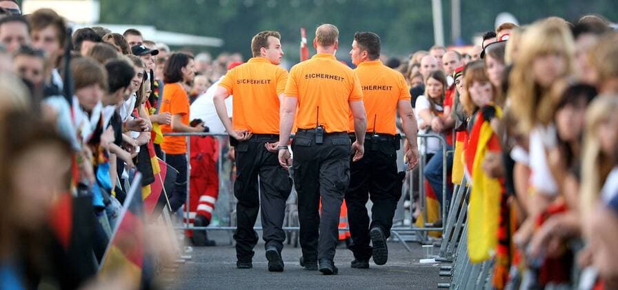 23.06.2010, Fußball-WM 2010, Public-Viewing in Heilbronn - Deutschland, im WM-Fandorf Theresienwiese o0 Security, Sicherheit, Sicherheitsdienst, Sicherheitskräfte, Ordnungskräfte, Ordner