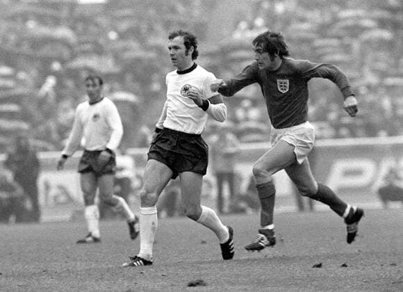 Norman Hunter (England, R) and Franz Beckenbauer (West Germany). West Germany v England 1972. 1 4 European Nations Championship,  o0 BRD, EM, Berlin, Viertelfinale, Vsw