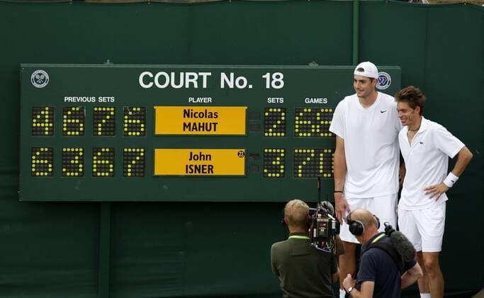 Gewinner John Isner (USA, L) und Nicolas Mahut (Frankreich) nach dem Spiel vor der Anzeigetafel - Der letzte Satz im längsten Tennismatch aller Zeiten endet 70:68 für John Isner, ein paar Rekordfakten zum Spiel: Spielzeit 11 Stunden und fünf Minuten an insgesamt 3 Tagen, 193 Asse insgesamt, 183 Spiele Anzeigetafel, Anzeige, Tafel, Stadionanzeige Ergebnis, Resultat, Spielstand o0 Objekte kurios Komik