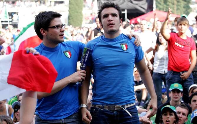 Enttäuschte italienische Fans in Rom nach dem Ausscheiden ihres Teams in der Vorrunde serenaxcremaschi