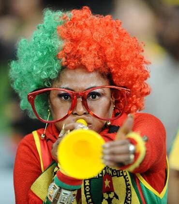 A Cameroon fan  o0 Perücke, Fan, Zuschauer, Objekte, Landesfarben o00 Frau weiblich