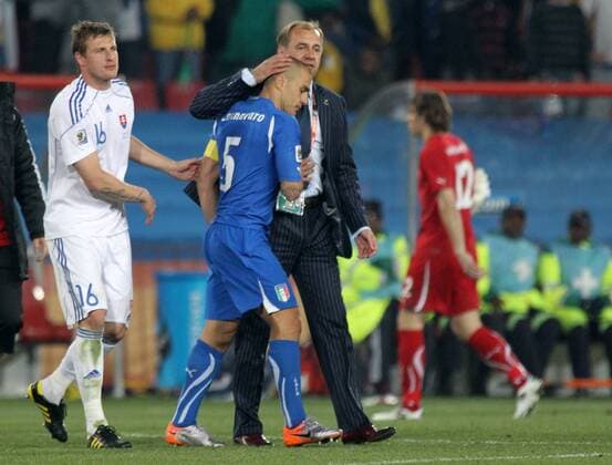 Fussball FIFA Weltmeisterschaft 2010 Johannesburg - Italien (ITA) - Slowakei (SVK) 2:3 - Nationaltrainer Vladimir WEISS (Slowakei, R) tröstet Fabio Cannavaro (ITA) - 