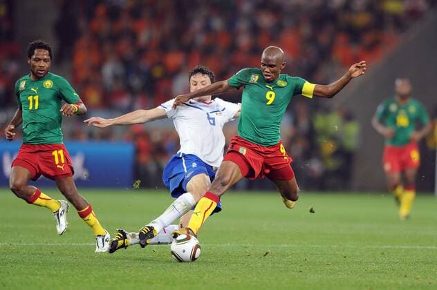 Mark VAN BOMMEL, NED, Mitte, im Zweikampf mit Samuel ETOO, CMR, rechts, Aktion - Kamerun (CMR grün) vs. Niederlande (NED weiß) 1:2 Vorrunde, Gruppe E, Fifa World Cup 2010, 24.06.2010. o0 o
