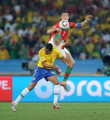 FUSSBALL WM 2010 VORRUNDE Gruppe G 25.06.2010 Portugal - Brasilien: CRISTIANO RONALDO (re, Portugal) gegen GILBERTO SILVA (li, Brasilien) 