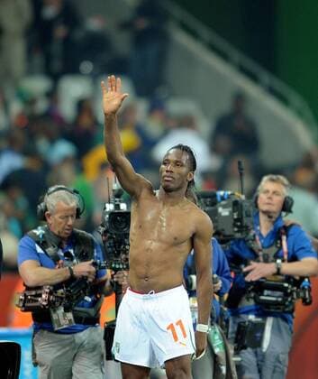 NELSPRUIT, June 25, 2010 Didier Drogba of Ivory Coast gestures to spectators after the Group G last round match against Democratic People s Republic of Korea (PRK, red) at 2010 FIFA World Cup, at Mbombela Stadium in Nelspruit, on June 25, 2010.  o0 Elfenbeinküste