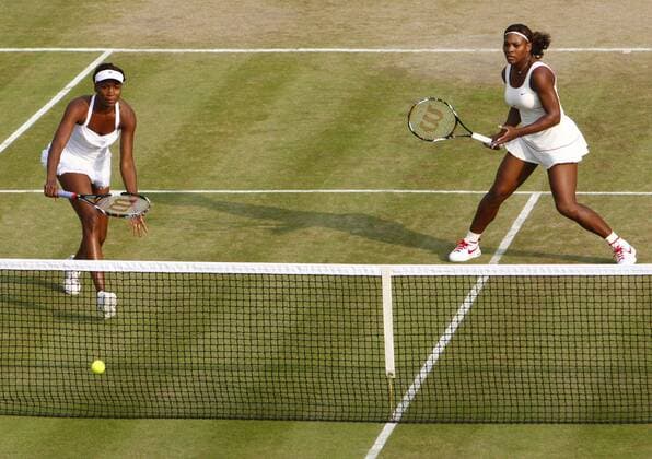 Tennis - The Wimbledon Championships - Serena Williams (R) and Venus Williams ( USA ) at the All England Lawn Tennis and Croquet Club  o0 Schwester, Schwestern, Geschwister, Geschwisterpaar Schwesternpaar, Familie