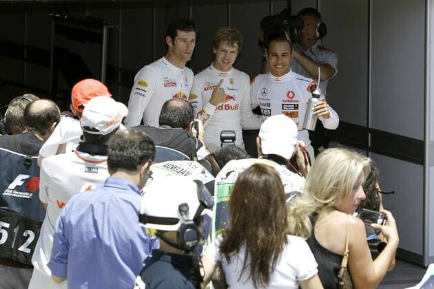Sebastian Vettel (Red Bull Racing, Mitte) holt sich die Pole Position vor Mark Webber (Red Bull Racing, li.) und Lewis Hamilton (McLaren Mercedes) GP Europa - Valencia 2010 Formel 1 Grand Prix Europa - Valencia 2010 o0 Qualifying Jubel Freude