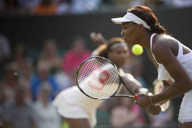Venus Williams (USA, front) and Serena Williams (USA). Wimbledon international tennis tournament held at the All England Lawn Tennis Club, London, England. xDuncanxGrovex  ActionPlus11063048 o0 Familie Schwester Schwestern