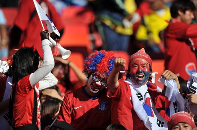 Fans cheer for South Korea prior to the 2010 World Cup round of 16 soccer match at Nelson Mandela Bay stadium in Port Elizabeth, on June 26, 2010.  o0 Jubel Freude