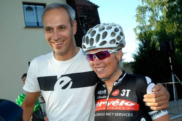 Siegerin Charlotte Becker (GER Cervelo Test Team) mit Sportlichem Leiter Jens Zemke (GER) - Event: National Championships Road Race 2010 - 126.6 km - Sangerhausen - Date: 26.06.2010 - Location: Sangerhausen - Sachsen Anhalt - Germany - Europe - Contact o0 Meisterschaft Meister Sieg Jubel Freude