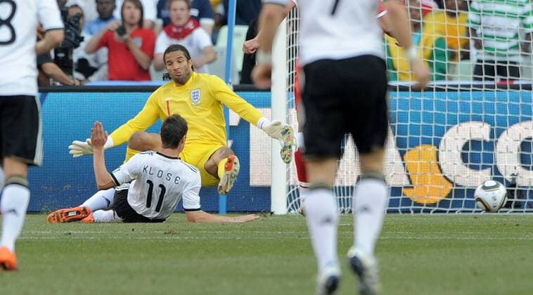 27.06.2010, Bloemfontein - FIFA Weltmeisterschaft 2010 - Achtelfinale - Deutschland vs England 4:1 --- Tor zum 1:0: Miroslav KLOSE (Deutschland, vorn) gegen David JAMES (England)