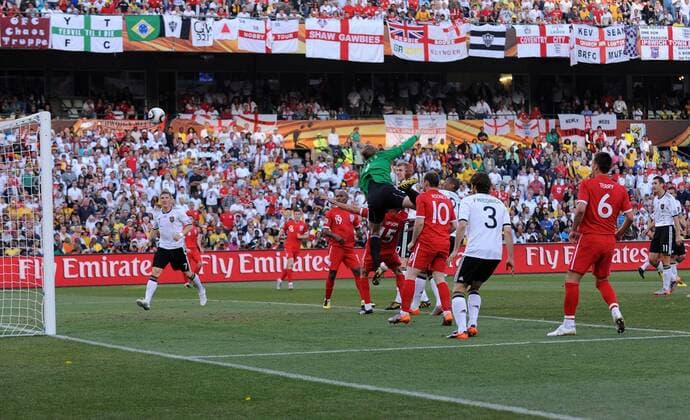 FUSSBALL WM 2010 ACHTELFINALE 27.06.2010 Deutschland - England Tor zum 1:2 Matthew UPSON (England, Mitte verdeckt) gegen Torwart Manuel NEUER (Deutschland) o0 DFB Totale Zuschauer Spannung