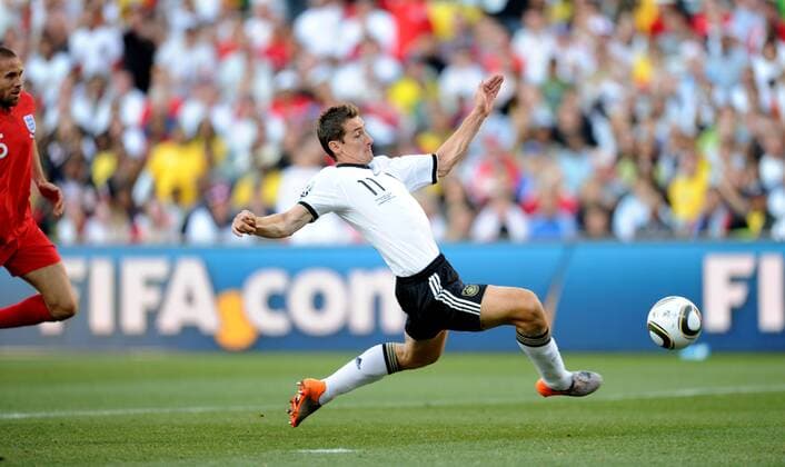 Miroslav Klose (R) of Germany shoots to score during the match between England and Germany at the 2010 FIFA World Cup at Free State stadium in Bloemfontein, on June 27, 2010.  o0 Tor