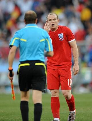 Are you blind? England s Wayne Rooney talks with the assistant referee Mauricio Espinosa (URU) after Lampards goal at the Free State Stadium, Bloemfontein  o0 Spannung reklamieren, beschweren, meckern Gestik