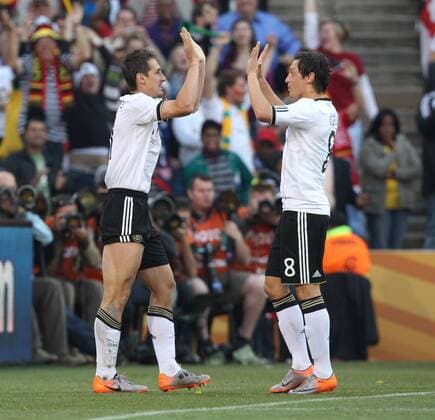 FIFA Weltmeisterschaften 2010, Achtelfinale , Gruppe , Deutschland MIROSLAV Klose (li.) , Mesut Özil jubeln o0 Freude