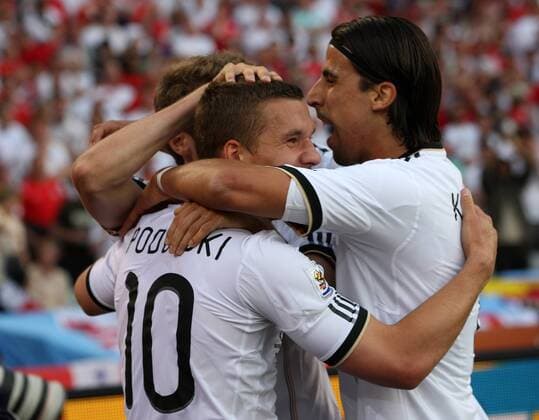 FIFA Weltmeisterschaften 2010, Achtelfinale , Deutschland Lukas Podolski (Mitte), Sami Khedira (re.) jubeln o0 Freude