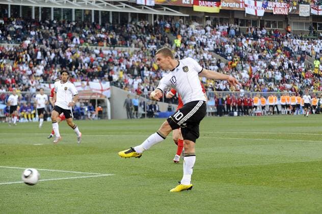 Tor zum 2-0 durch Lukas PODOLSKI (GER) - Achtelfinale, Fussball Weltmeisterschaft 2010