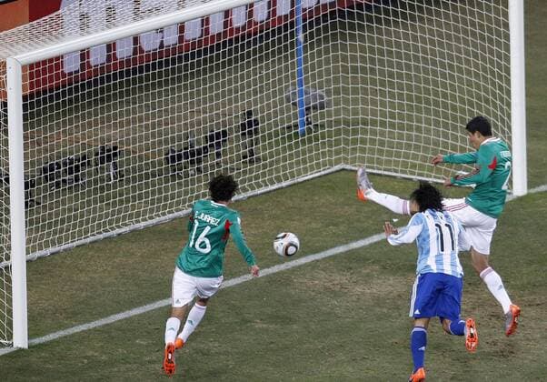 Carlos Tevez (Argentinien, Mitte) erzielt das 1:0 gegen Efrain Juarez (li.) und Francisco Rodriguez (beide Mexiko). x(134)xRodolfoxBuhrerx xLaxImagemx  (997) o0 Tor, Abseitstor