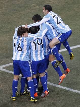 Torjubel Argentinien, v.re: Maxi Rodriguez, Nicolas Otamendi, Javier Chicharito Hernandez und Gabriel Heinze. x(134)xRodolfoxBuhrerx xLaxImagemx  (997) o0 Jubel, Freunde