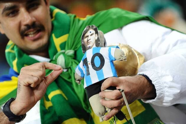 Johannesburg - Brasilianischer Fan mit einer Voodoo Puppe von Lionel Messi (Argentinien)  o0 Voodoo Puppe, Voodoopuppe, Objekte, kurios, Aberglaube,