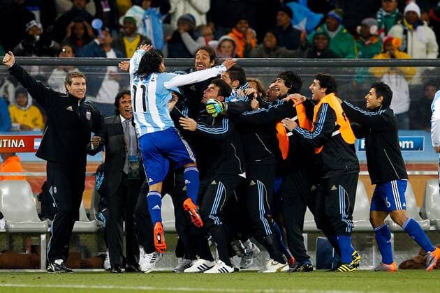 Carlos TEVEZ (3.v.li.) jubelt mit Martin Palermo (li.), Co Trainer Hector Enrique (2.v.li.), Jonas Gutierrez (4.v.li.), Javier Pastore (3.v.re.), Diego Milito (2.v.re.) und Sergio Kun Agüero (re., Argentinien) . x(4)xAndrexChacox xFotoarenax  (997) o0 Jubel, Freude