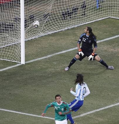 Javier Chicharito Hernandez (vorn) trifft zum 1:3 gegen Martin Demichelis und Torwart Sergio Romero (Argentinien) - Argentinien (blau) vs. Mexiko (grün) x(134)xRodolfoxBuhrerx xLaxImagemx  (997) o0 Tor
