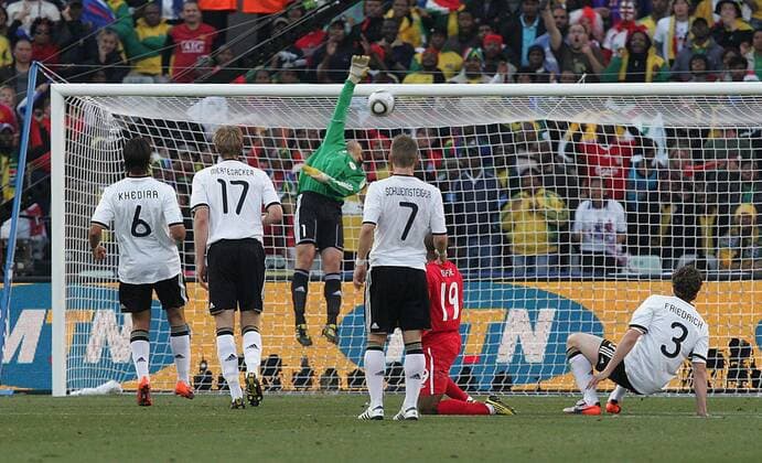 Der Schuß von Frank Lampard (England) knallt an die Lattenunterkante, von dort ins Tor, was nicht anerkannt wird und als zweites Wembley-Tor in die Geschichte eingeht; Torwart Manuel Neuer (GER) ist bei all dem machtlos 2010 World Cup soccer game: England - Germany 1:4 on June 27, 2010 at Free State Stadium in Bloemfontein - Gallo0000118370