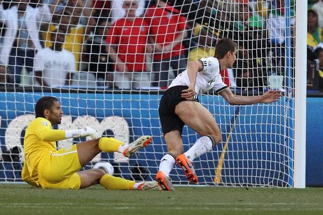 27.06.2010, Fußball-WM 2010, Achtelfinale, Deutschland - England, im Freestate Stadion in Bloemfontein, v.li: Torwart David James (England) und Miroslav Klose (Deutschland) bei dessen Tor zum 1:0. - 
