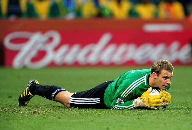 27.06.2010, Fußball-WM 2010, Achtelfinale, Deutschland - England, im Freestate Stadion in Bloemfontein, Torwart Manuel Neuer (Deutschland) hat den Ball sicher. -  o0 Werbebande, Bande, Sponsor, Werbepartner, Werbung, Wirtschaft Budweiser