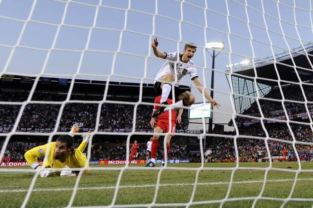 Thomas MUELLER (GER, vorne r. ) springt nach seinem Tor zum 4:1 gegen Englands Torwart David JAMES (l.) jubelnd ins Tor, Achtelfinale Deutschland (GER) - England (ENG) 4:1, am 27.06.2010 in Bloemfontein Mangaung