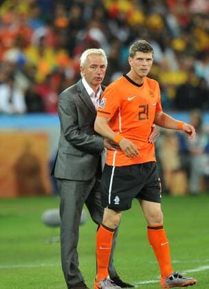 Netherlands Klaas Jan Huntelaar (R) and coach Bert van Marwijk during the 2010 World Cup round of 16 soccer match against Slovakia at Moses Mabhida stadium in Durban on June 28, 2010. Netherlands won 2-1 and is qualified for the quarterfinals. o0 Nationaltrainer kurios Komik