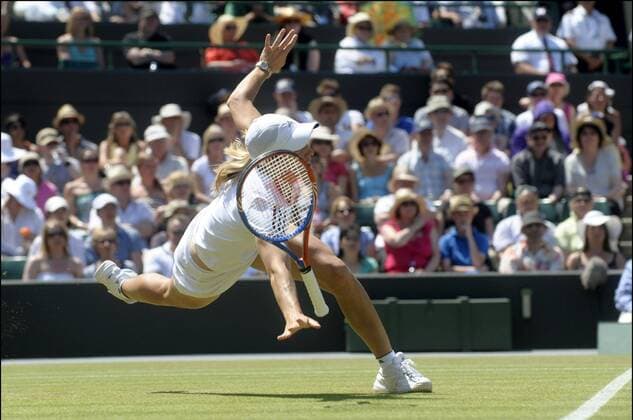 Tennis - Wimbledon 2010 - Justine Henin (BEL) - Sturz Serie 1 5 - PhotoNews - 