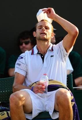 Andy Roddick of the United States takes a break during his fourth round match of men s singles in the 2010 Wimbledon Championships in London  o0 USA, Enttäuschung,