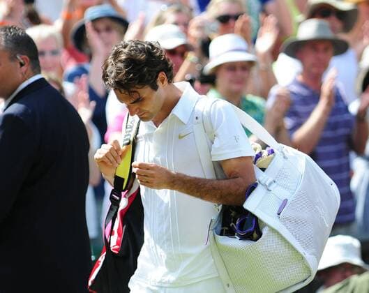 Switzerland s Roger Federer leaves the court after the men s singles 4th round match at the 2010 Wimbledon Championships in London, Britain, June 30, 2010. .  o0 Enttäuschung