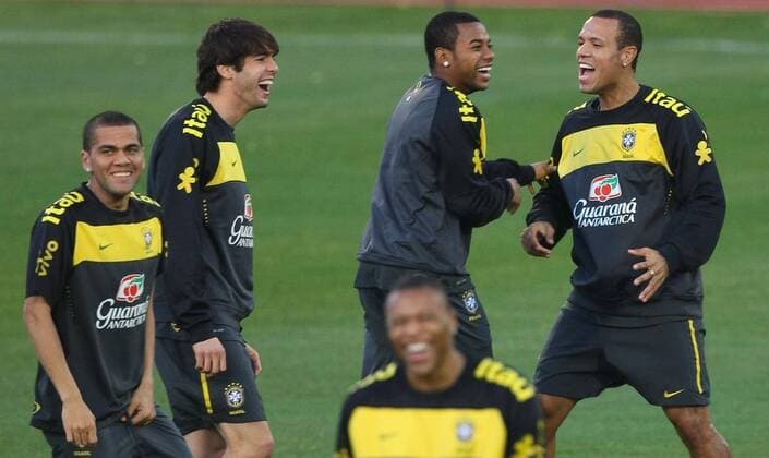 Gute Laune beim Training der brasilianischen Nationalmannschaft - v.re. Luis Fabiano, Robinho, Kaka, Dani Alves x(3)xCaetanoxBarreirax xFotoarenax  (1043)