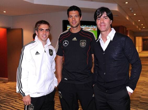 FUSSBALL WM 2010 VIERTELFINALE 01.07.2010 Michael Ballack (GER, C) trifft sich mit Philipp Lahm (L) und Bundestrainer Joachim Loew im Hotel Southern Sun in Kapstadt.