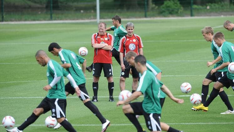 01.07.2010, Fussball, 1. Bundesliga, Saison 2010-2011, Training VFL WOLFSBURG, Trainer Steve McClaren (VfL Wolfsburg, Mitte, li.) und Co Trainer Pierre Littbarski (VfL Wolfsburg) schauen den Spielern beim Balltraining zu o0 Mc Claren totale