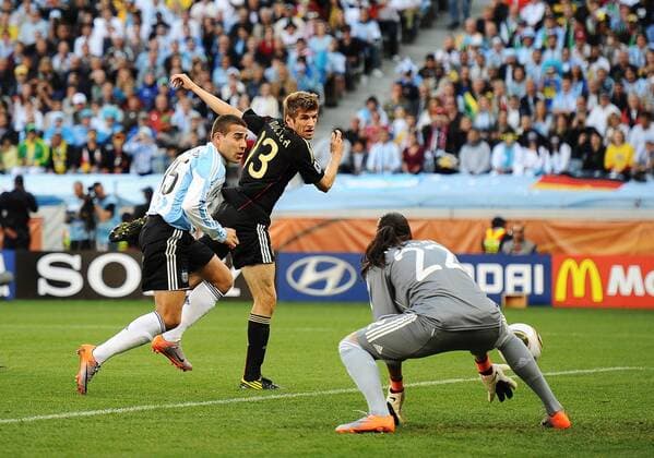 2010 FIFA World Cup - QuarterFinal - Argentina vs. Germany Thomas Müller of Germany (C) scores the opening goal against Nicolas Otamendi and goalkeeper Sergio Romero of Argentina at Green Point Stadium, Cape Town  - Serie 3 3 o0 Tor