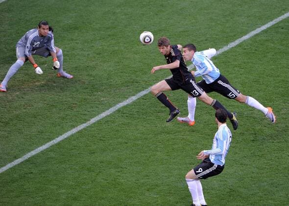 FUSSBALL WM 2010 VIERTELFINALE 02.07.2010 ARGENTINIEN - DEUTSCHLAND Thomas MUELLER (2. v. rechts, Deutschland) erzielt das Tor zum 0:1. Torwart Sergio ROMERO (li), Nicolas OTAMENDI (re) und Gonzalo HIGUAIN (li, alle Argentinien) kommen zu spät