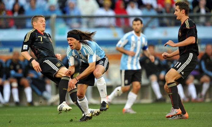 Martin Demichelis of Argentina (C) vies with Bastian Schweinsteiger (L) and Miroslav Klose of Germany during their 2010 World Cup quarterfinal soccer match at Green Point stadium in Cape Town on July 3, 2010.  o0 Kampf Härte Foulspiel, gefoult