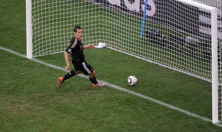 FUSSBALL WM 2010 VIERTELFINALE 02.07.2010 ARGENTINIEN - DEUTSCHLAND Miroslav KLOSE (Deutschland) erzielt das Tor zum 0:2