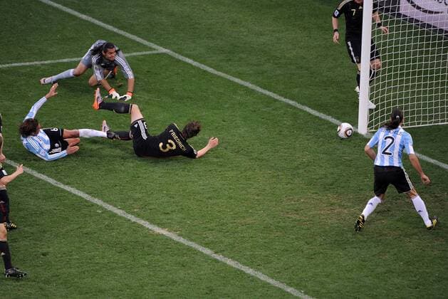 FUSSBALL WM 2010 VIERTELFINALE 02.07.2010 ARGENTINIEN - DEUTSCHLAND Arne FRIEDRICH (Mitte, Deutschland) erzielt das Tor zum 0:3. Torwart Sergio ROMERO (hinten), Gabriel HEINZE (li) und Martin DEMICHELIS (re, alle Argentinien) sind geschlagen