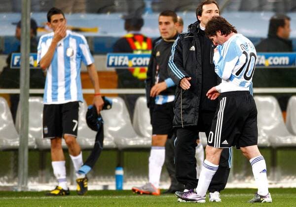 FUSSBALL WM 2010 VIERTELFINALE 02.07.2010 ARGENTINIEN - DEUTSCHLAND Enttäuschter Abgang: Angel DI MARIA (li) und Lionel MESSI (re, beide Argentinien) - 