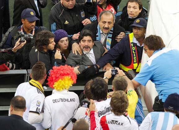 Nationaltrainer Diego Armando Maradona (Argentinien, Mitte) im Disput mit deutschen Fans, li. seine Tochter Dalma und Schwiegersohn Fernando Molina  o0 Trainer Spannung Wut Streit Diskussion GER fotografieren Familie privat PR Berater