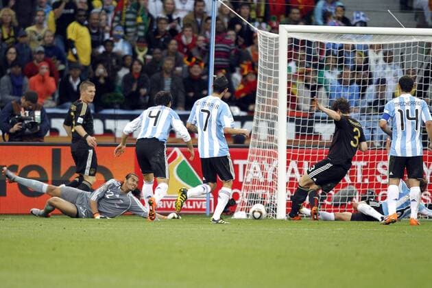 VIERTELFINALE, ARGENTINIEN - DEUTSCHLAND 0-4 Arne Friedrich (Nr. 3, GER) erzielt nach Vorarbeit von Bastian Schweinsteiger (li.) das Tor zum 0-3 - 