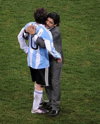 FUSSBALL WM 2010 VIERTELFINALE 02.07.2010 ARGENTINIEN - DEUTSCHLAND Lionel MESSI (li) und Trainer Diego Armando MARADONA (re, beide Argentinien) sind nach dem Abpfiff enttaeuscht